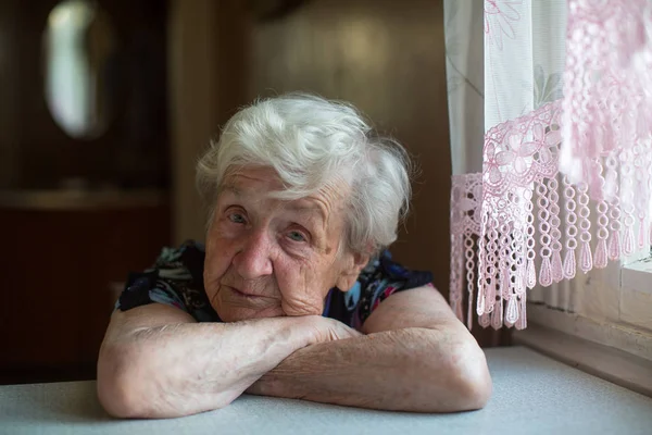 Ένας Ηλικιωμένος Συνταξιούχος Γυναίκα Στο Σπίτι Της — Φωτογραφία Αρχείου