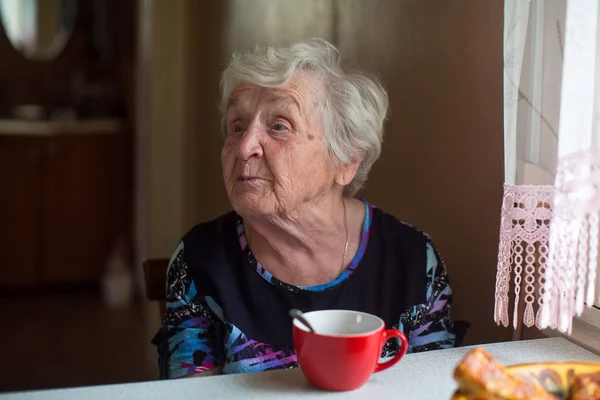 Una Anciana Sienta Casa —  Fotos de Stock