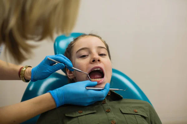 Dentist Doing Teeth Checkup Little Girl Patient Medical Dental Clinic — ストック写真