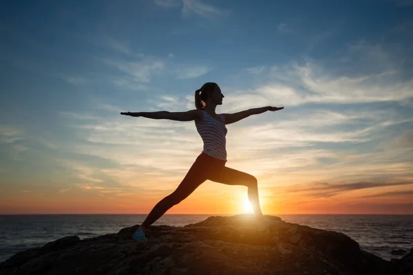 Fetness Woman Silhouette Performs Yoga Exercises Amazing Sunset Sea Coast — 图库照片