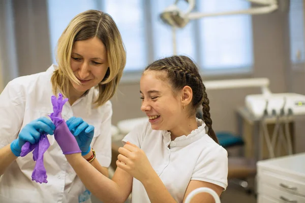 十代の女の子とともに歯科医の助けを借りて医療手袋 — ストック写真