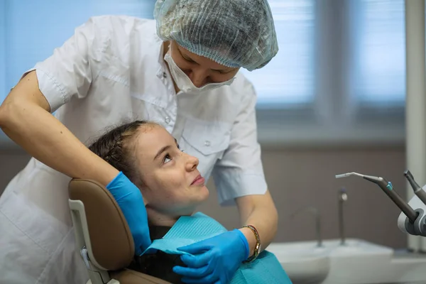 Пациентка Подросток Женщина Дантист Стоматологической Комнате — стоковое фото