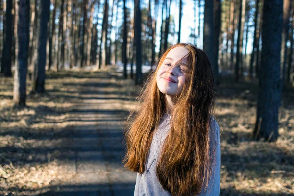 Kleines Mädchen Mit Langen Roten Haaren Posiert Einem Kiefernpark Für — Stockfoto