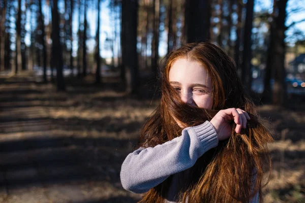 Kis Aranyos Lány Hosszú Vörös Hajjal Pózol Egy Fenyőparkban — Stock Fotó
