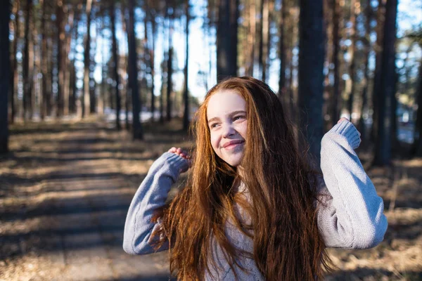 Маленькая Девочка Длинными Рыжими Волосами Позирует Перед Камерой Сосновом Парке — стоковое фото