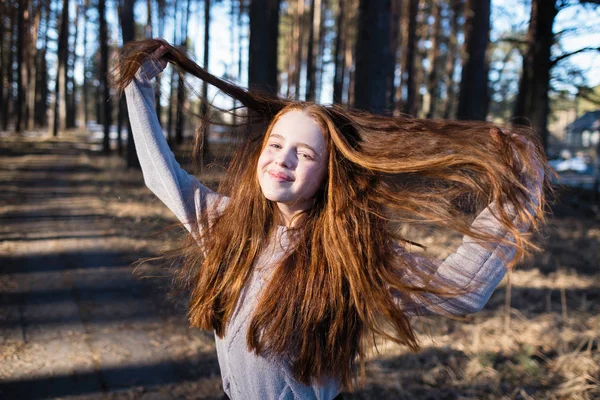 Ragazza Carina Con Lunghi Capelli Rossi Posa Fotocamera Parco Pini — Foto Stock