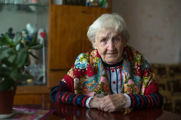 Une Vieille Femme Vêtements Ukrainiens Assise Maison — Photo