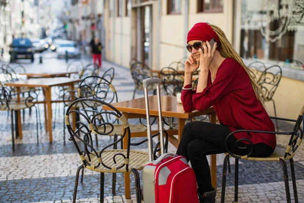 Podróżnik Kobieta Siedząc Kawiarni Ulicy Smartfonem — Zdjęcie stockowe