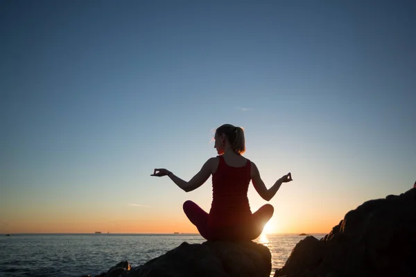 Silhouet Van Yoga Vrouw Tijdens Zonsondergang Het Strand Van Oceaan — Stockfoto