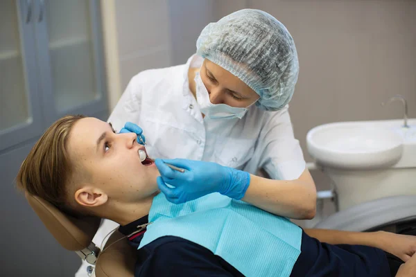 Дантист Проверяет Зубы Парня Стоматологическом Кресле Медицинской Клинике — стоковое фото