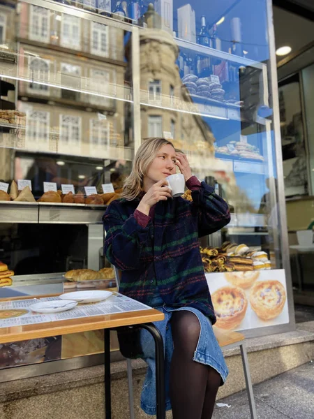Eine Junge Frau Sitzt Einem Straßencafé — Stockfoto