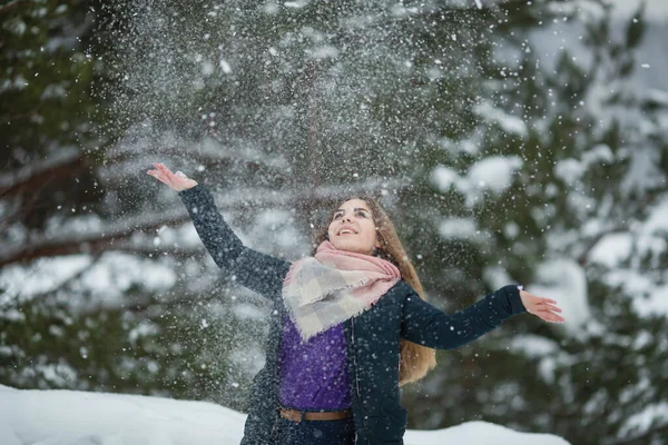 Весела Дівчинка Грає Снігом Взимку — стокове фото