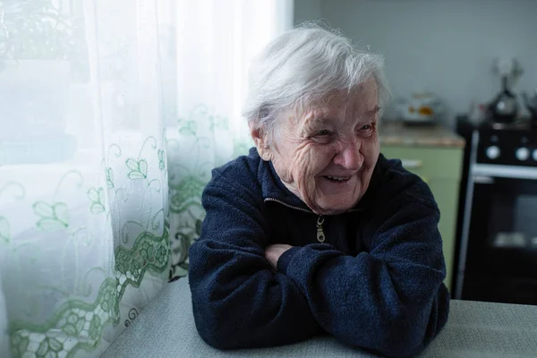 Eine Alte Rentnerin Lacht Tisch Sitzend — Stockfoto