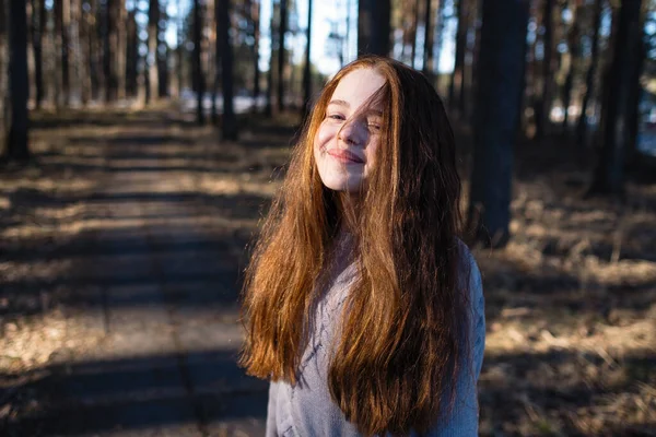 Retrato Linda Chica Con Pelo Largo Rojo Brillante Parque Pinos —  Fotos de Stock