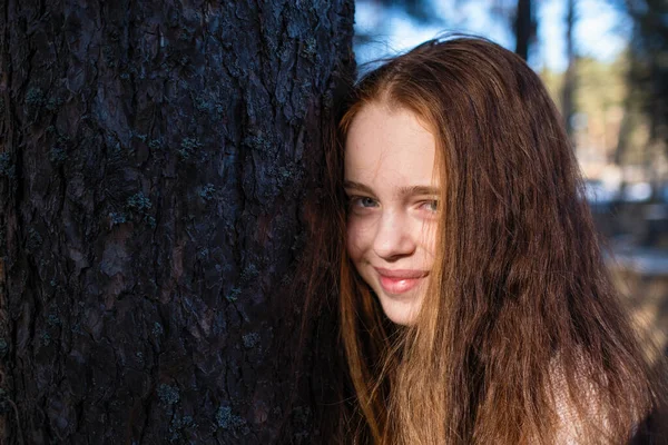 Szoros Portré Aranyos Lány Hosszú Fényes Vörös Haj Fenyő Parkban — Stock Fotó