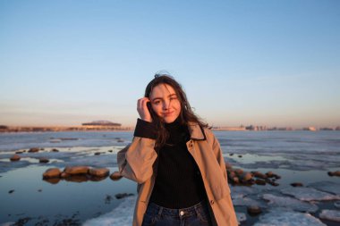 Finlandiya Körfezi 'nde yağmurluk giymiş güzel bir kızın portresi..