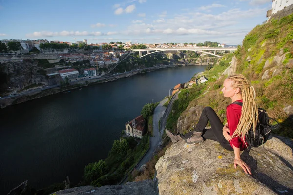 Kvinna Som Sitter Stenklippan Ovanför Dourofloden Porto Portugal — Stockfoto