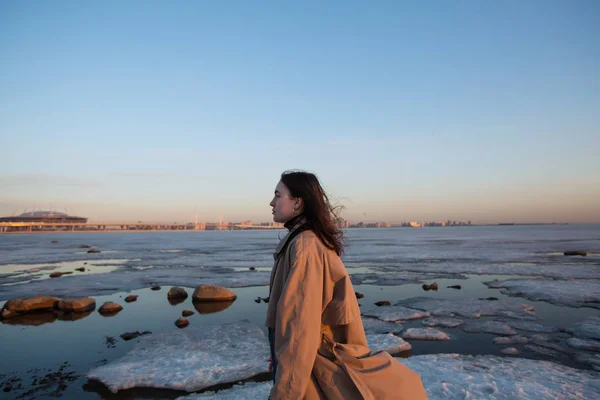 Egy Gyönyörű Lány Portréja Esőkabátban Télen Finn Öbölben — Stock Fotó