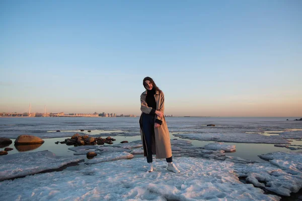 Retrato Una Hermosa Niña Impermeable Invierno Golfo Finlandia —  Fotos de Stock