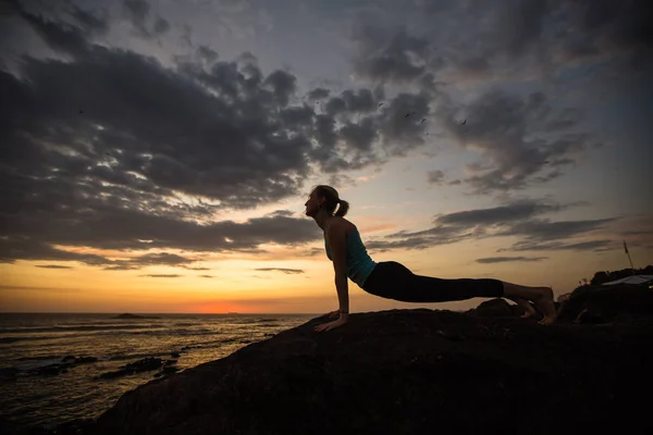 Mujer Yoga Haciendo Ejercicios Orilla Del Mar Durante Amanecer — Foto de Stock