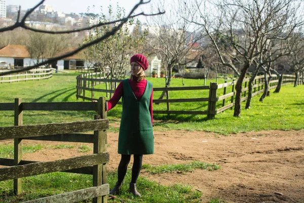 木の柵のある公園の女性 — ストック写真