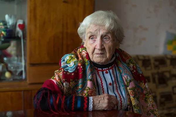 Starsza Kobieta Kozackich Ciuchach Jego Domu — Zdjęcie stockowe