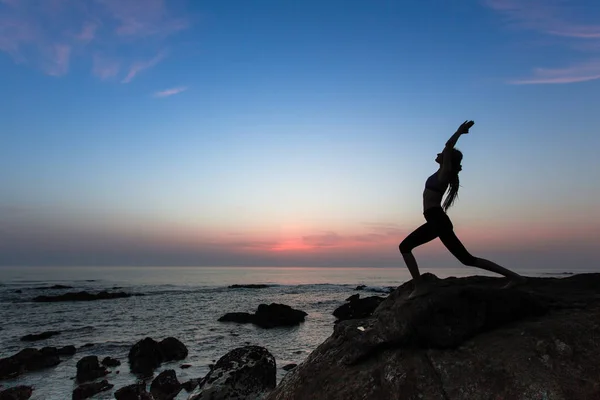 Silhouette Femme Faisant Des Exercices Yoga Sur Plage Océan Soir — Photo