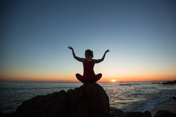 Vrouw Silhouet Oefenen Yoga Tijdens Zonsondergang Oceaan Strand — Stockfoto