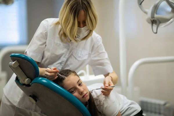 Femme Dentiste Faire Bilan Dentaire Petite Fille Semble Inquiet Dans — Photo