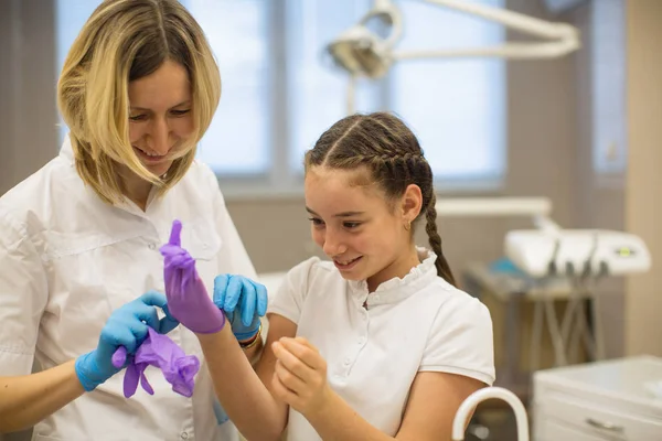 在牙医的帮助下 小女孩戴着医用手套 — 图库照片