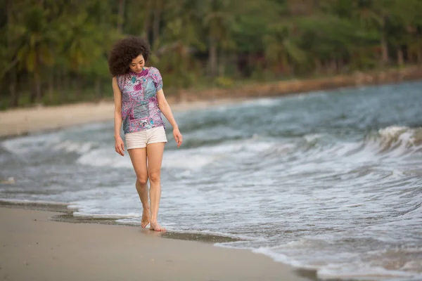 Kobieta Rasy Mieszanej Stoi Linii Surfingowej Plaży Morskiej — Zdjęcie stockowe