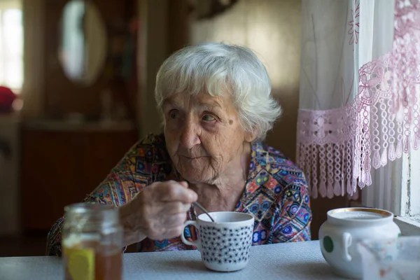 Porträt Einer Älteren Frau Die Der Küche Sitzt — Stockfoto