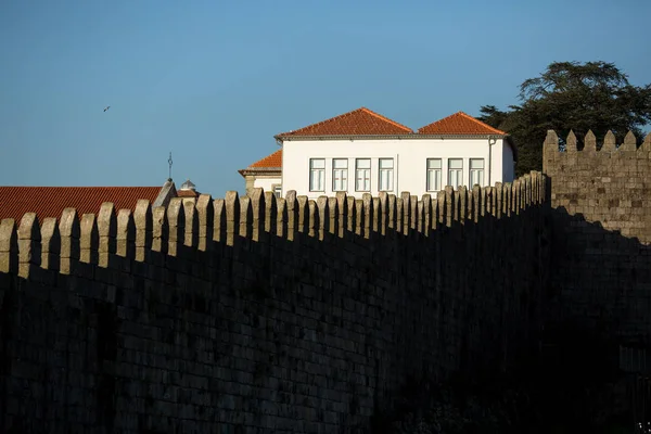 ポルトガル旧ポルトのダウンタウンの中心部にある古代の建物 — ストック写真