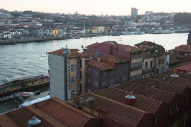 Porto, Portekiz - 22 Şubat 2020: Douro nehri eski şehir merkezinde. Porto genellikle Kuzey 'in başkenti olarak anılır, şehir 2012, 2014 ve 2017 Avrupa En İyi İstikamet ödüllerini kazandı..