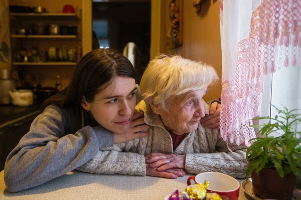 Eine Ältere Frau Mit Ihrer Erwachsenen Enkelin Blicken Sie Gemeinsam — Stockfoto