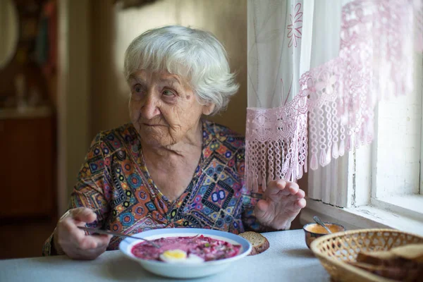 Stara Kobieta Siedząca Przy Stole Zupę — Zdjęcie stockowe