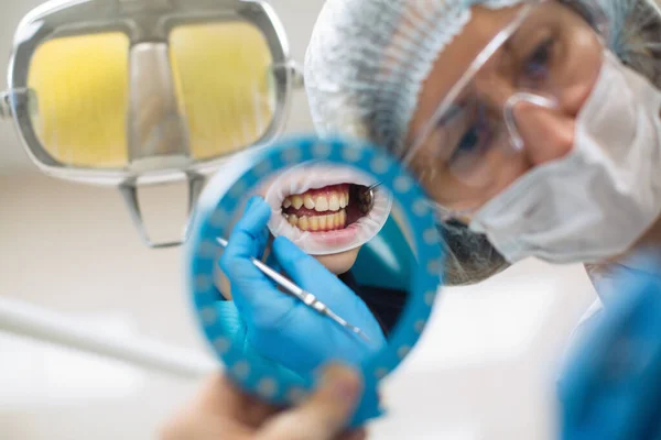 Réflexion Dans Bouche Miroir Les Dents Femme Dentiste Faire Des — Photo