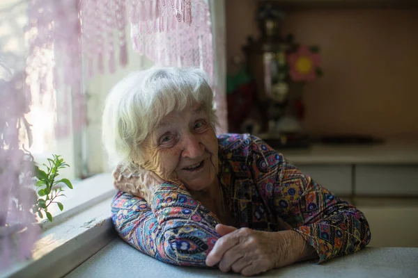 Retrato Uma Mulher Idosa Sentada Uma Mesa Casa — Fotografia de Stock