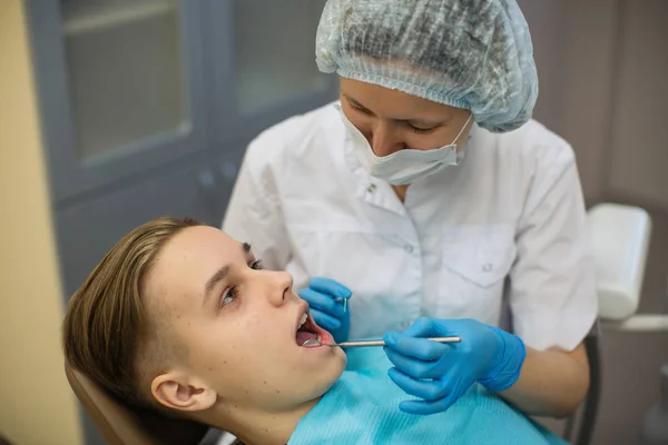 Dentysta Robi Badania Zębów Faceta Krześle Dentystycznym Klinice Obraz Stockowy