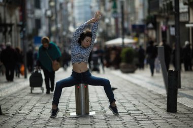 Melez bir kadın eski şehir merkezi Porto, Portekiz 'deki Santa Catarina caddesinde poz veriyor..