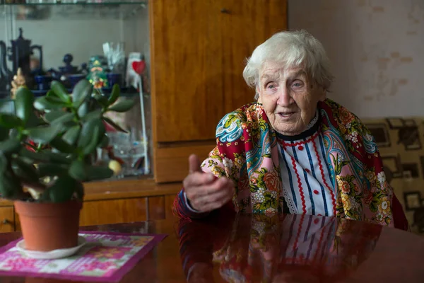 Пожилая Женщина Этнической Одежде Своем Доме — стоковое фото