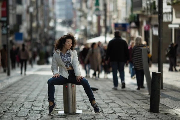 Ung Kvinna Blandras Poserar Santa Catarina Gatan Porto Portugal — Stockfoto