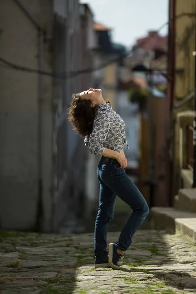 Jovem Asiática Está Posando Para Sessão Fotos Centro Cidade Velha — Fotografia de Stock