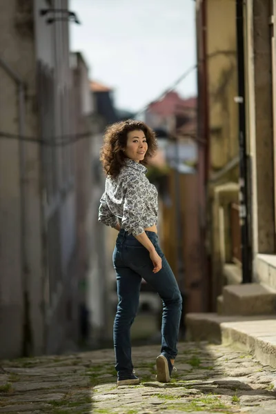 在葡萄牙波尔图的旧城区 年轻的亚洲女人正在摆姿势拍照 — 图库照片