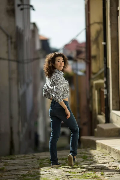 Junge Asiatin Posiert Für Fotoshooting Der Altstadt Von Porto Portugal — Stockfoto