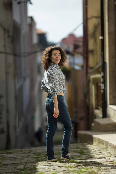 Jovem Asiática Está Posando Para Sessão Fotos Centro Cidade Velha — Fotografia de Stock