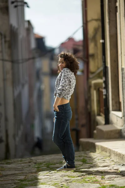 Ung Asiatisk Kvinna Poserar För Fotografering Den Gamla Centrum Porto — Stockfoto