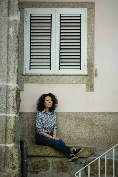 Νεαρή Ασιάτισσα Ποζάρει Για Φωτογράφηση Στο Δρόμο Πόρτο Πορτογαλία — Φωτογραφία Αρχείου