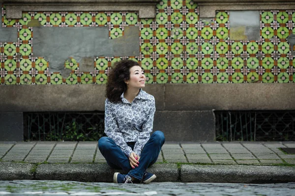 Jonge Vrouw Van Gemengd Ras Fotoshoot Het Centrum Van Porto — Stockfoto