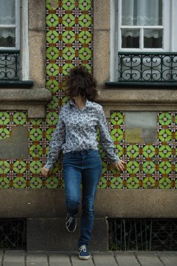 Porto, Portekiz 'deki evin duvarında poz veren güzel melez kadın..